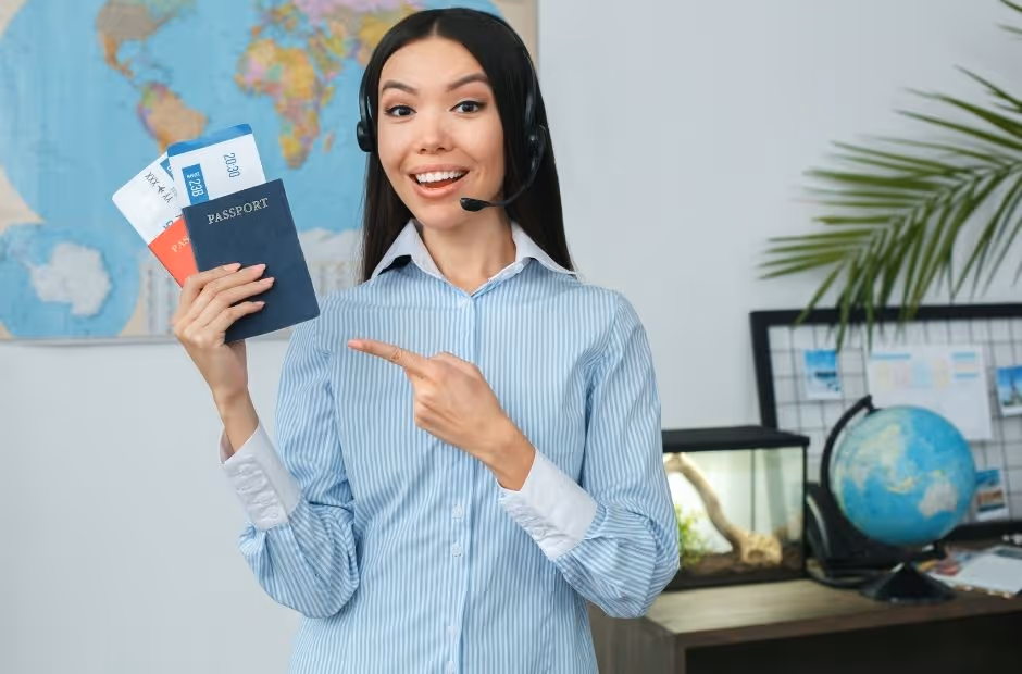 Consultora de viagens segurando passaportes e passagens