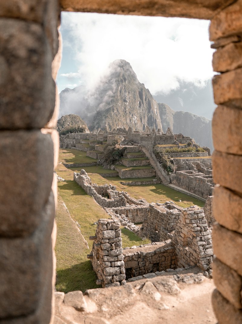 Ruínas de Machu Picchu vistas por uma janela de pedra