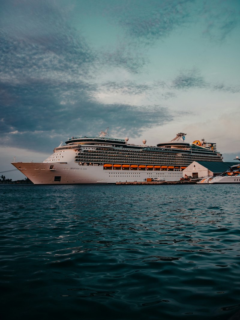 Navio de cruzeiro navegando em mar aberto