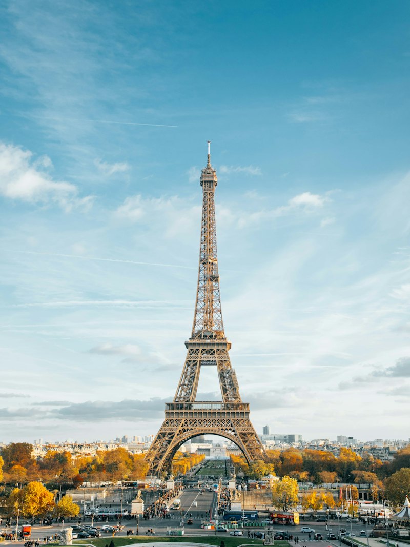 Torre Eiffel, em Paris, em um dia de céu azul