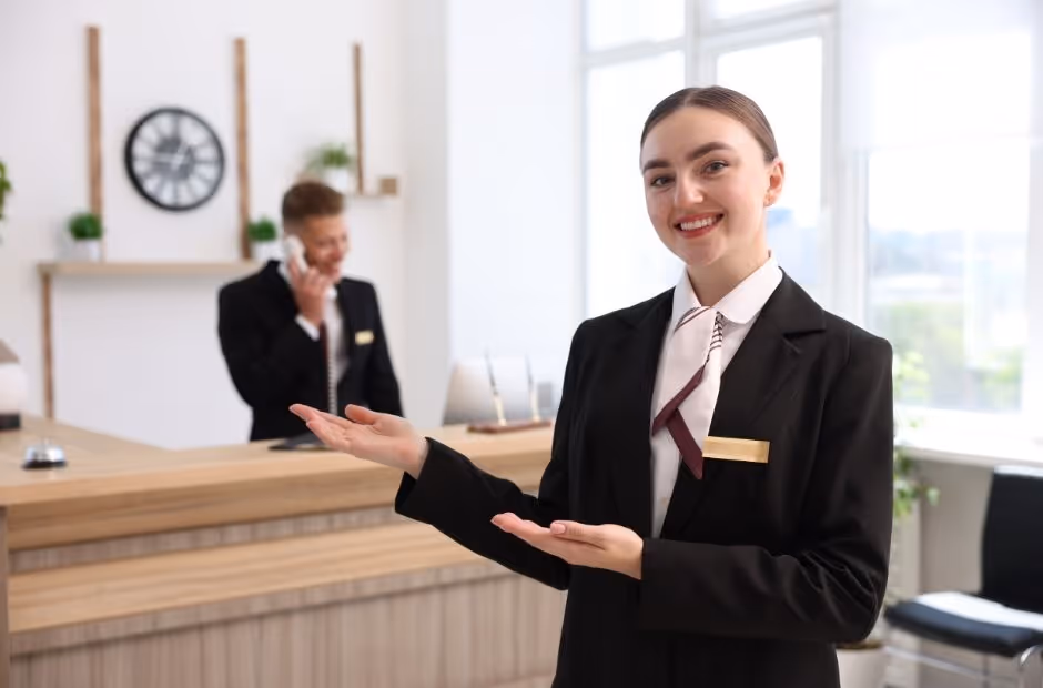 Recepcionista de hotel dando as boas-vindas a um hóspede