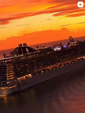 Navio de cruzeiro navegando ao pôr do sol