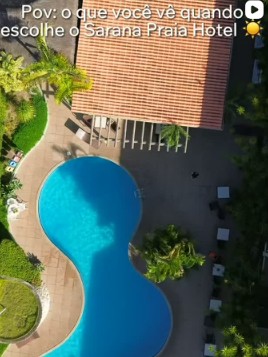Vista aérea da piscina do Sarana Praia Hotel