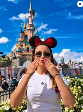Cliente da Zarpei em frente ao castelo da Disney