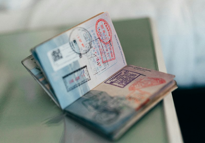 Passaporte aberto com carimbos de viagens internacionais